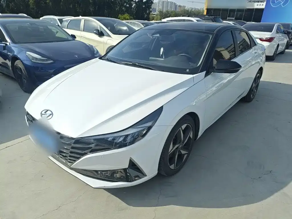 Hyundai Elantra — фото 1