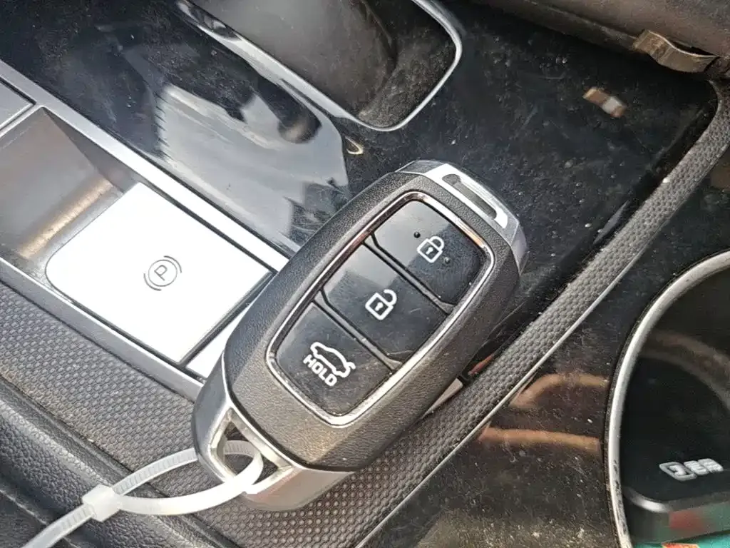 Hyundai Elantra — фото 8