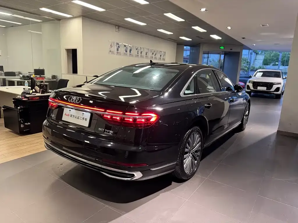 Audi A8 — фото 7