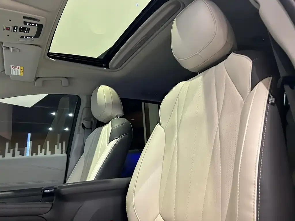 Toyota Granvia — фото 2