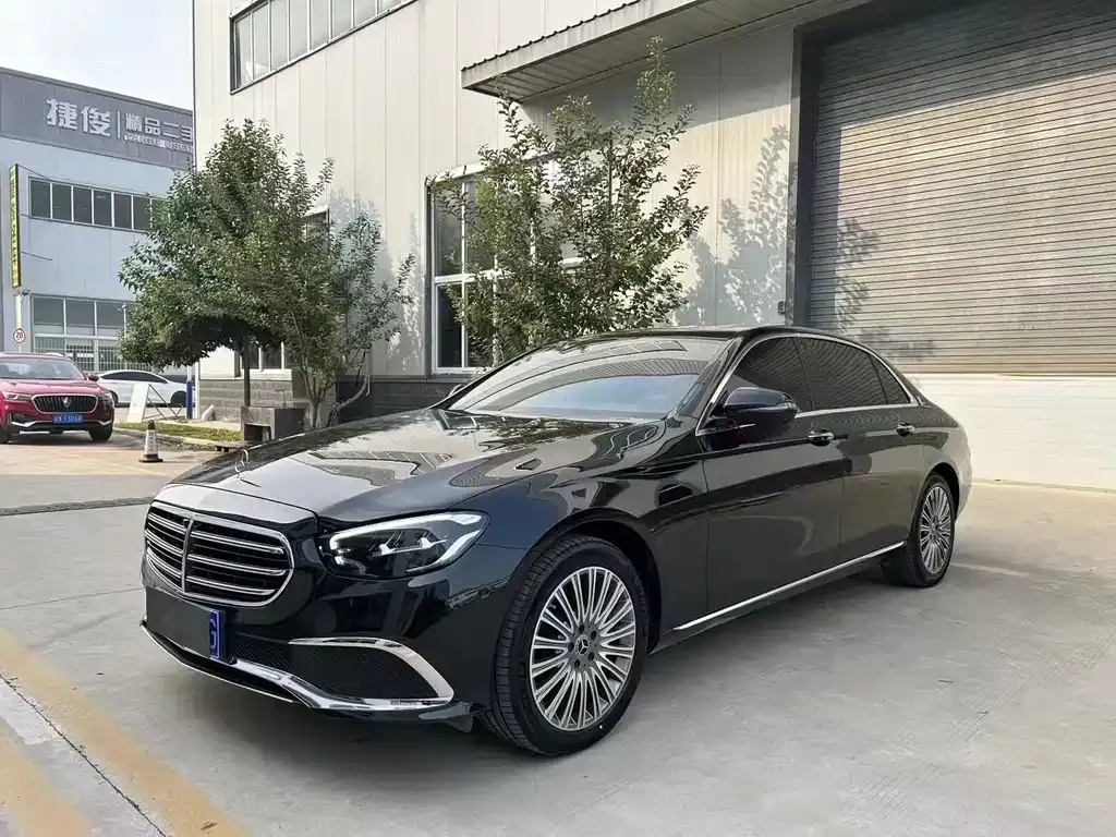 Mercedes-Benz E-Class — фото 1