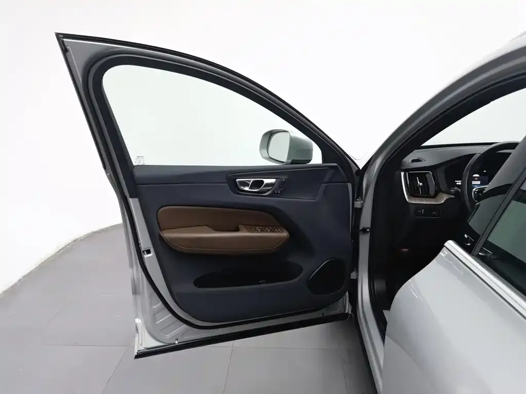 Volvo XC60 — фото 4