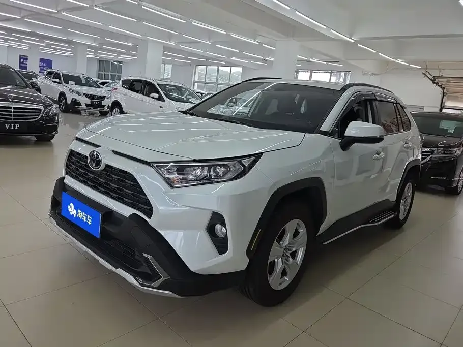 Toyota RAV4 — фото 1