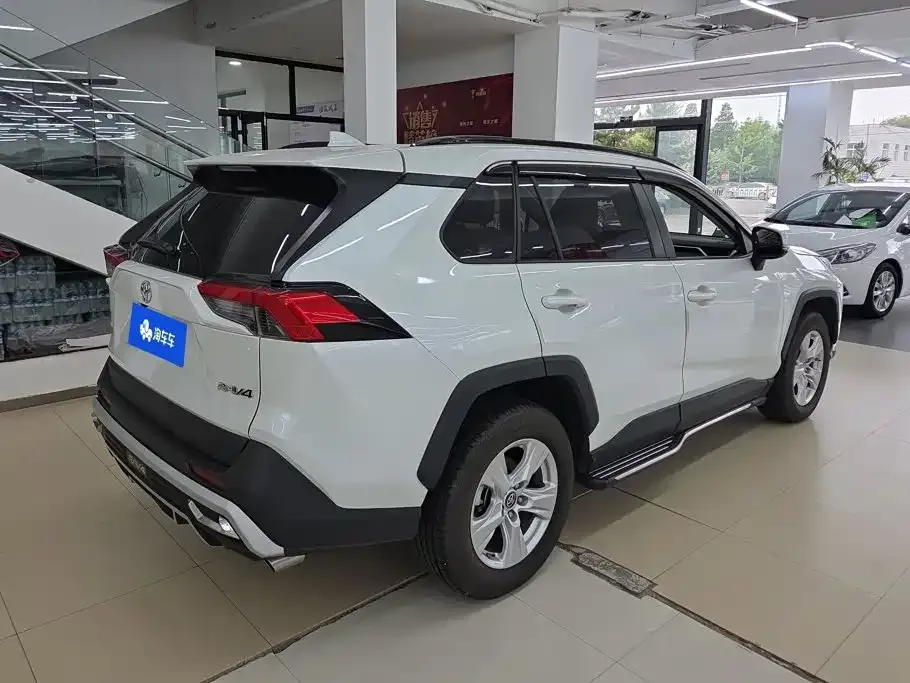 Toyota RAV4 — фото 5