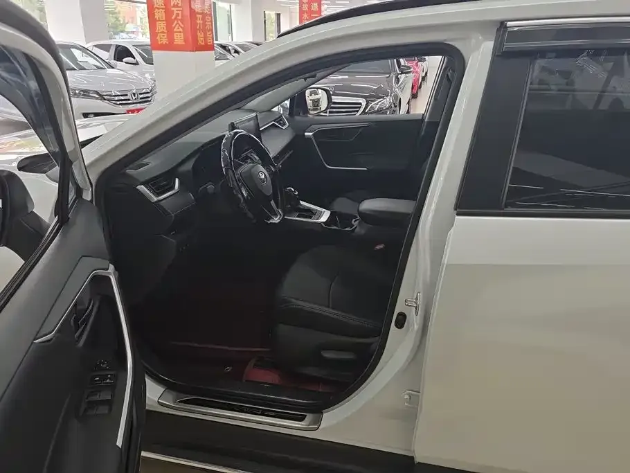 Toyota RAV4 — фото 10