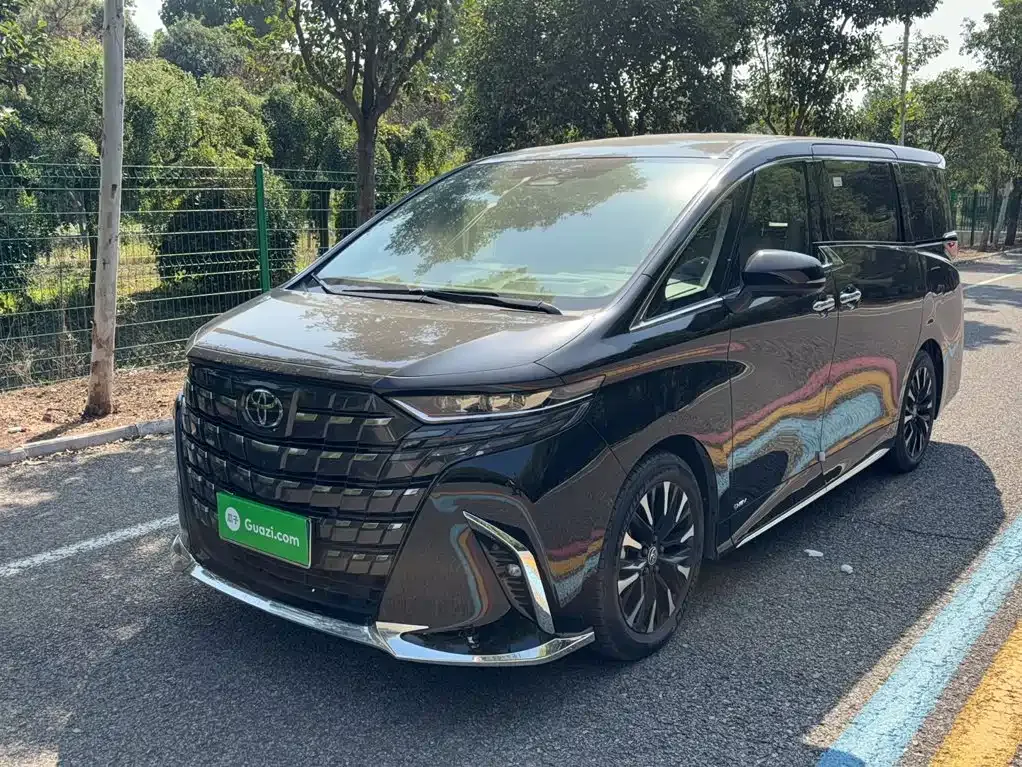 Toyota Alphard — фото 1