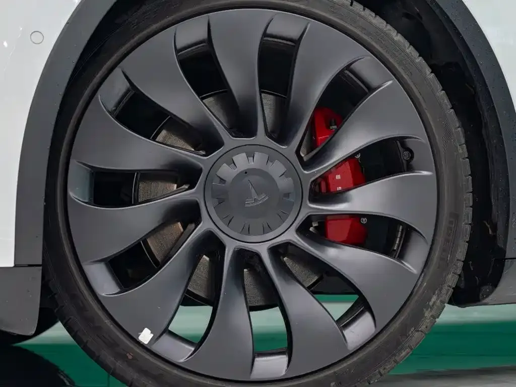 Tesla Model Y — фото 8