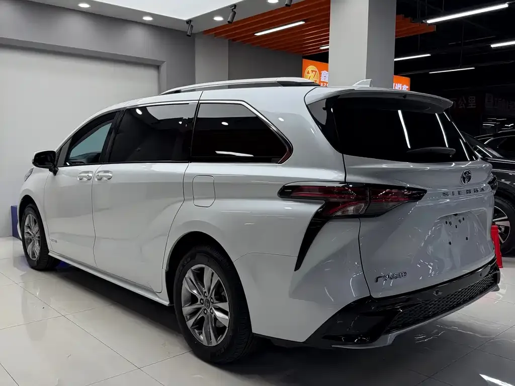 Toyota Sienna — фото 6