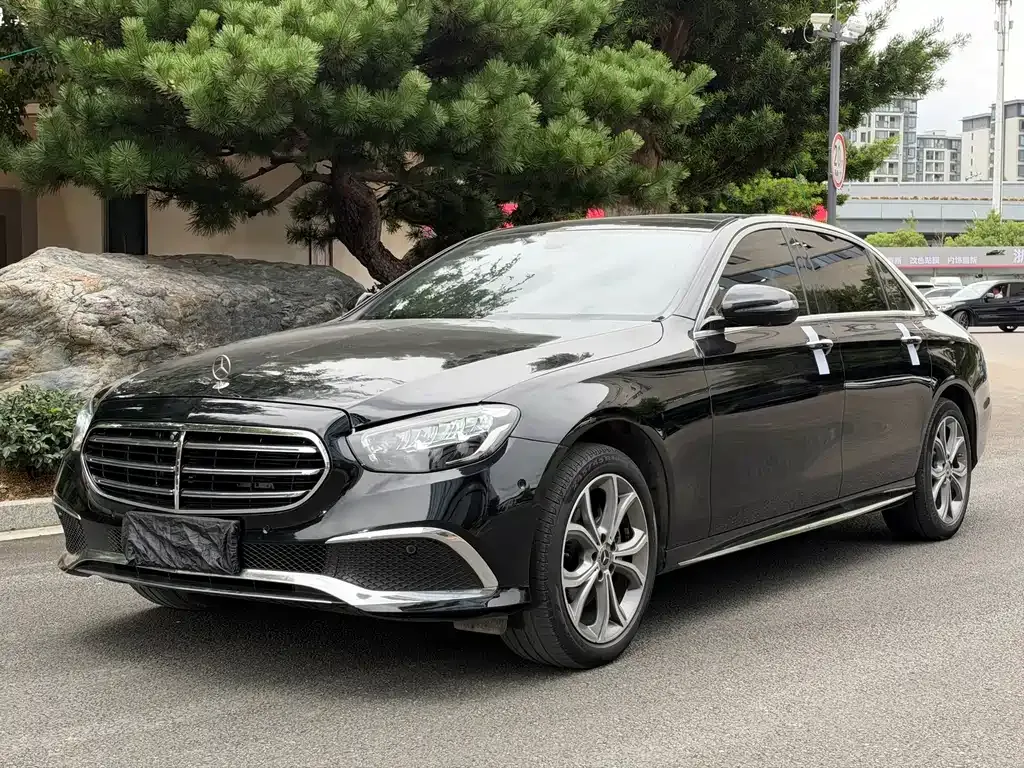 Mercedes-Benz E-Class — фото 1