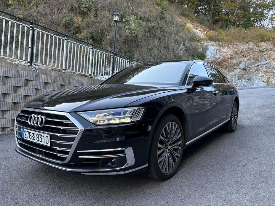 Audi A8 — фото 1