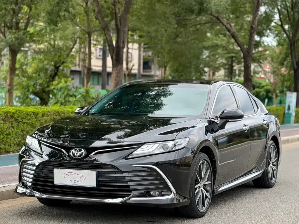 Toyota Camry — фото 1