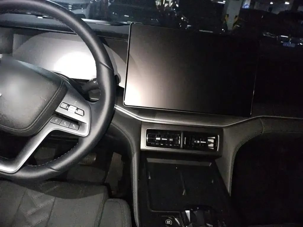 BYD L DM-i — фото 9