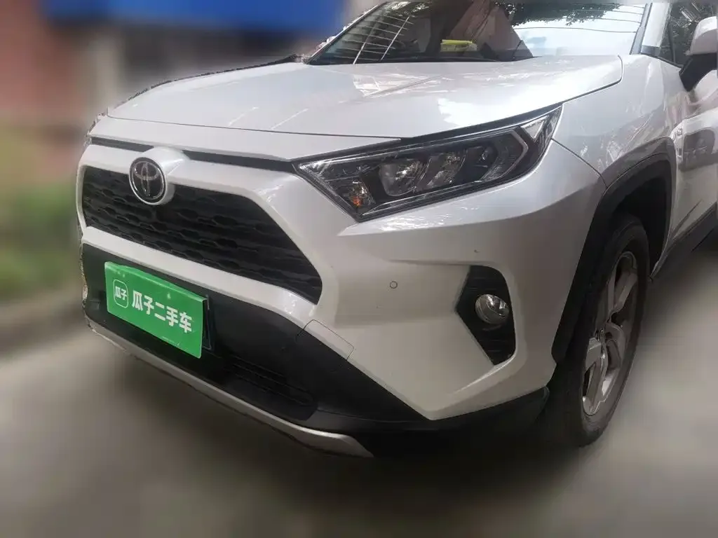 Toyota RAV4 — фото 1