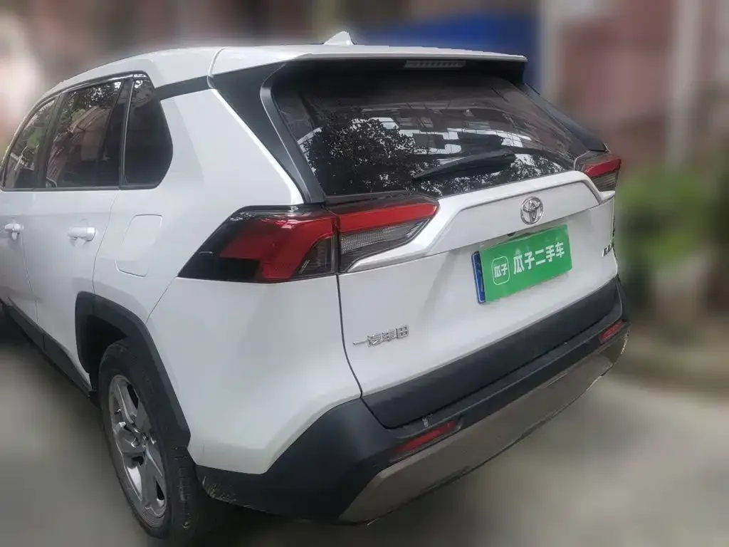 Toyota RAV4 — фото 7