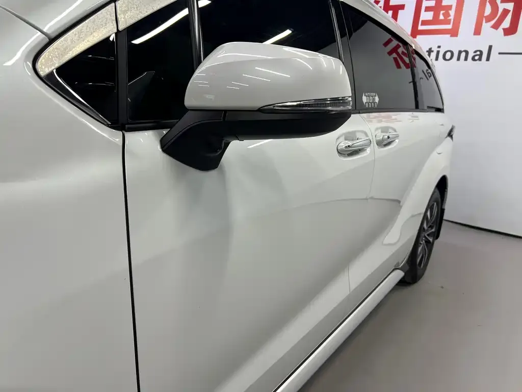 Toyota Granvia — фото 2