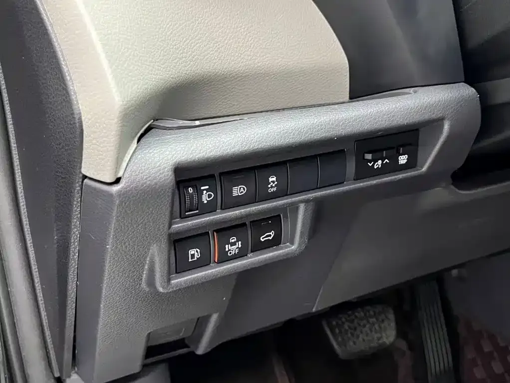 Toyota Granvia — фото 8