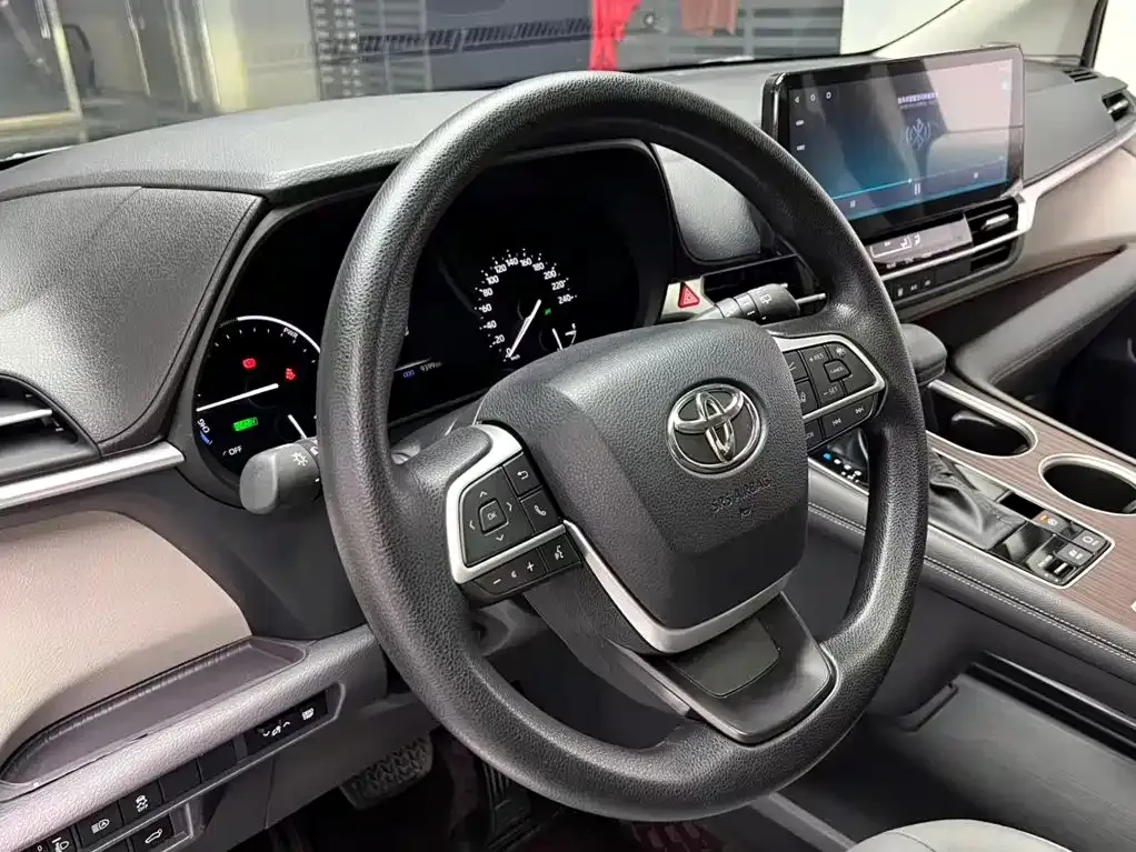 Toyota Granvia — фото 4