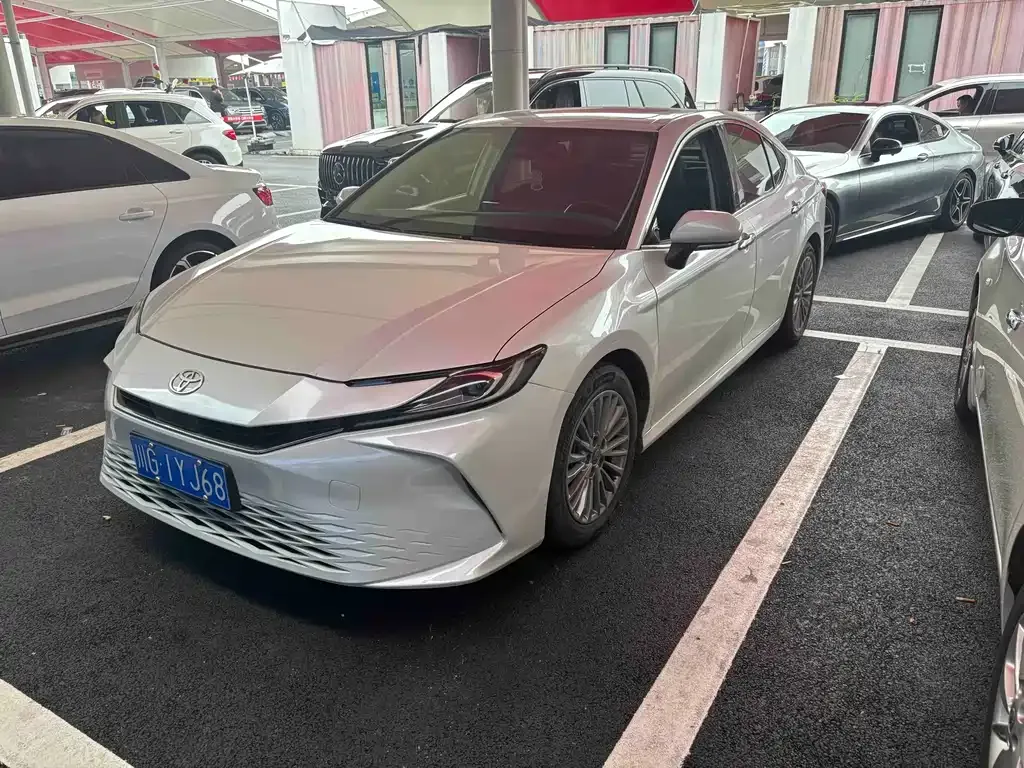 Toyota Camry — фото 1
