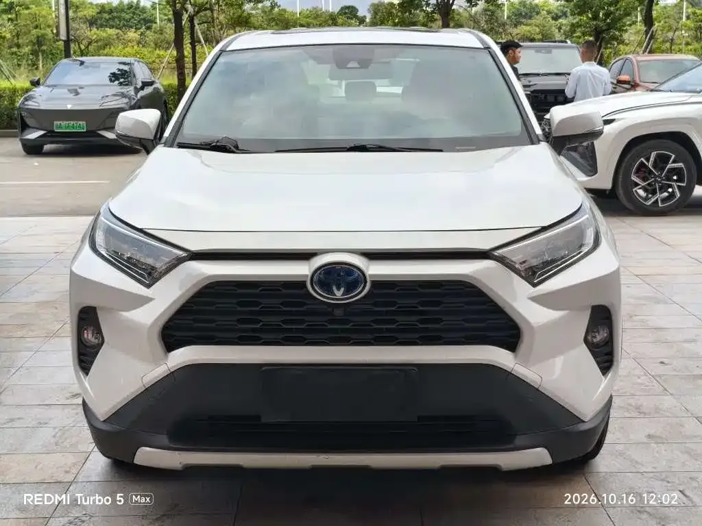 Toyota RAV4 — фото 5