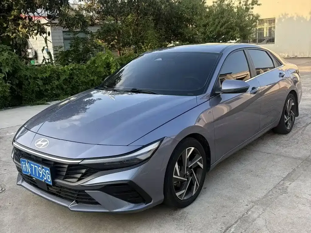 Hyundai Elantra — фото 1