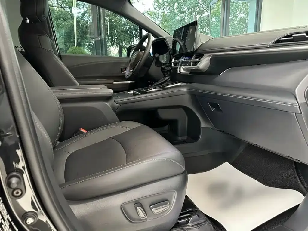 Toyota Sienna — фото 2