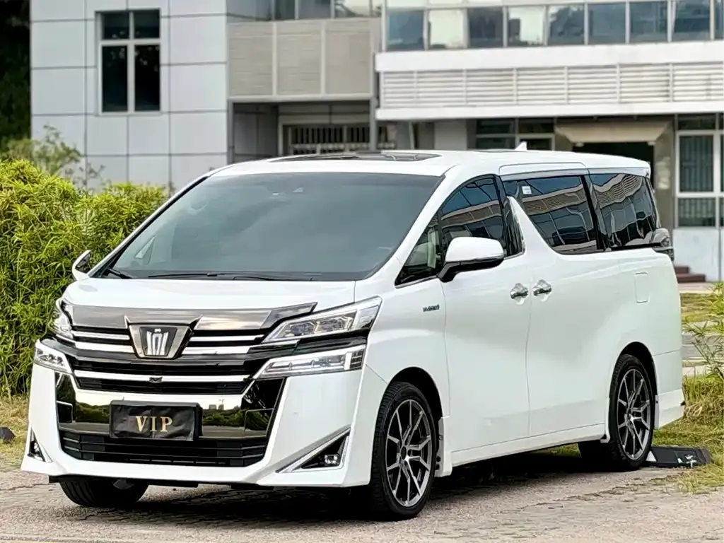 Toyota Vellfire — фото 1