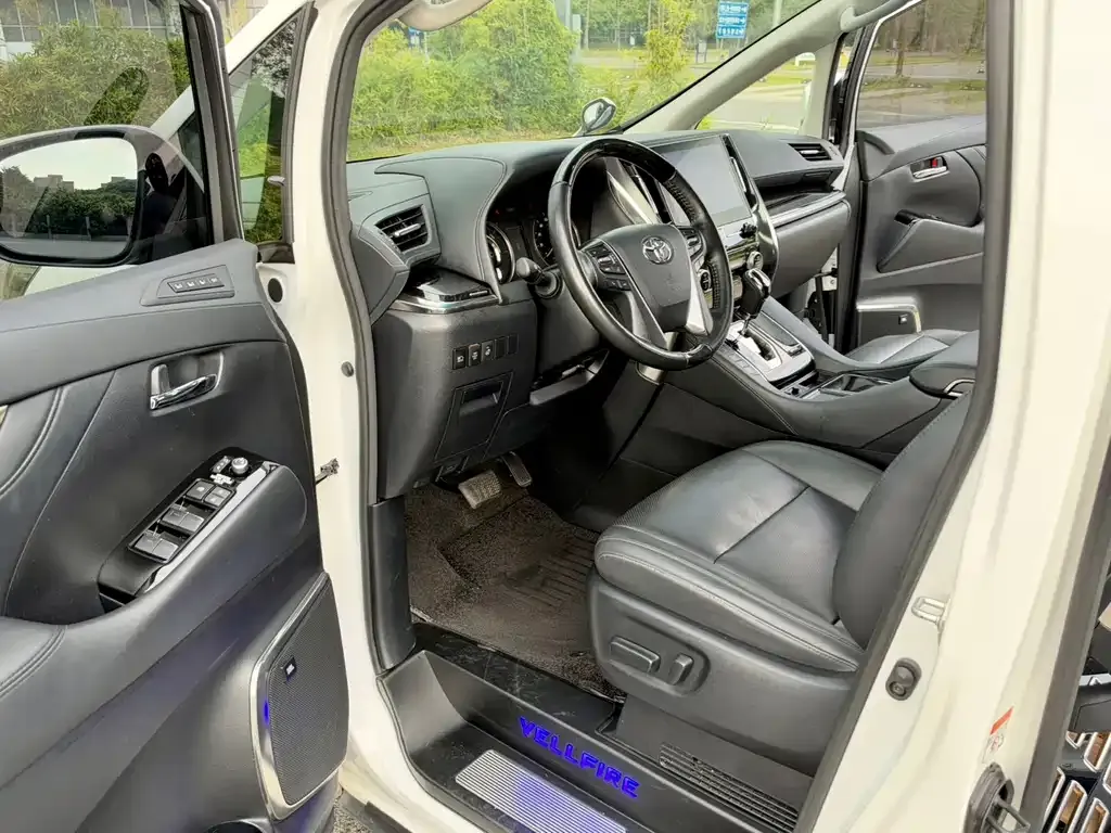 Toyota Vellfire — фото 4