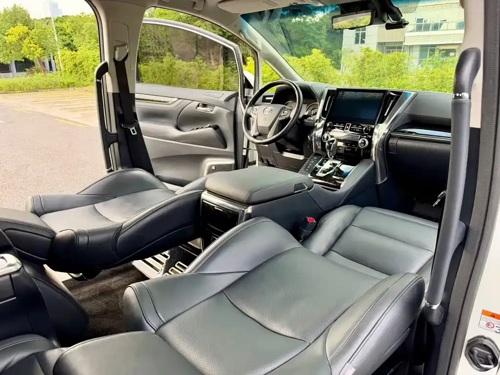 Toyota Vellfire — фото 10