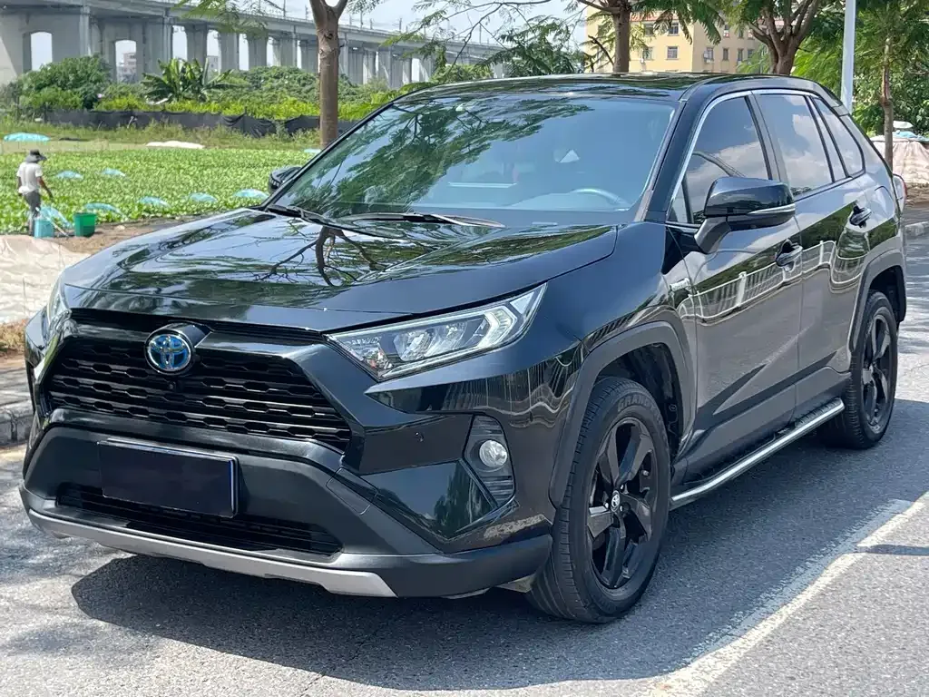 Toyota RAV4 — фото 1
