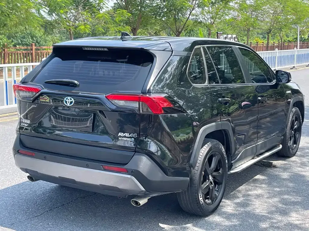 Toyota RAV4 — фото 5