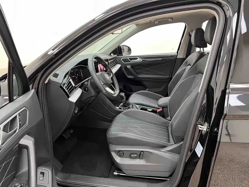 Volkswagen Tiguan L — фото 6