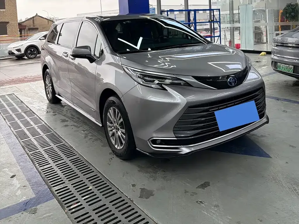 Toyota Sienna — фото 1
