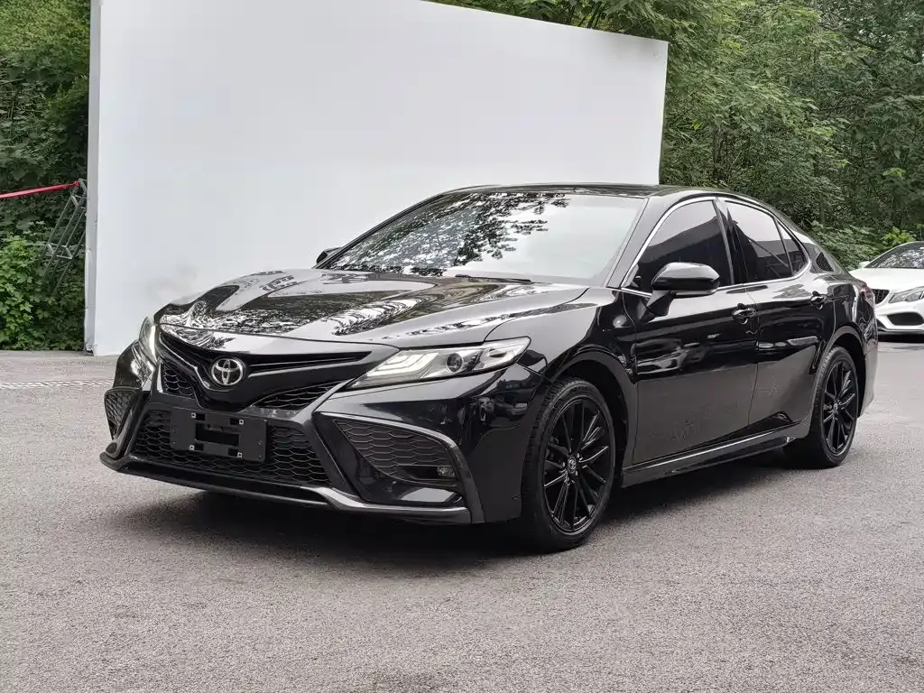 Toyota Camry — фото 1