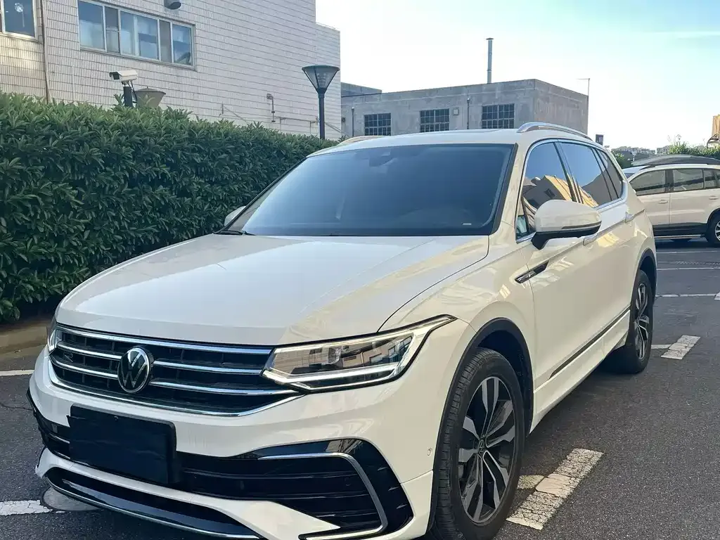 Volkswagen Tiguan L — фото 1