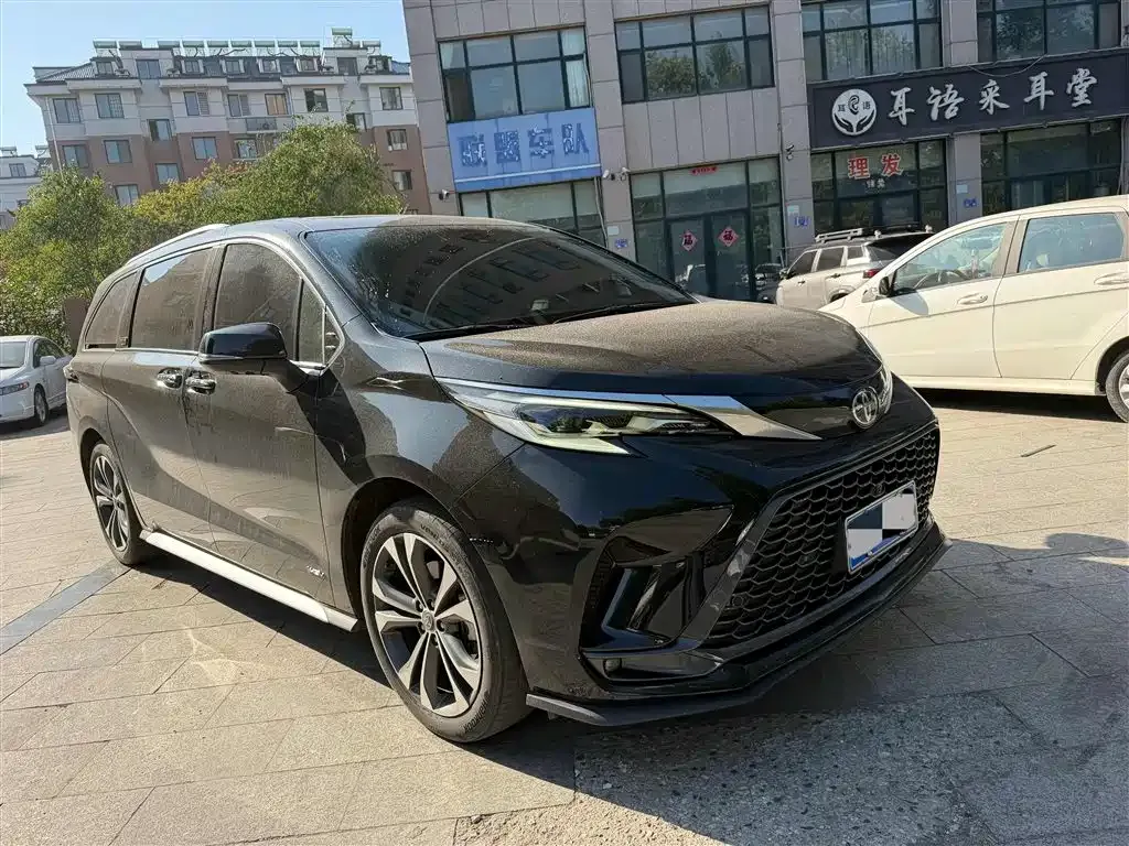 Toyota Granvia — фото 1