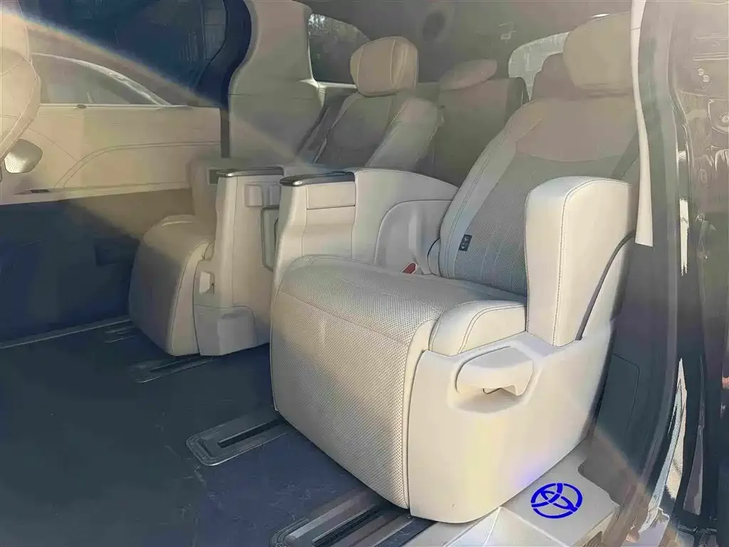 Toyota Granvia — фото 2