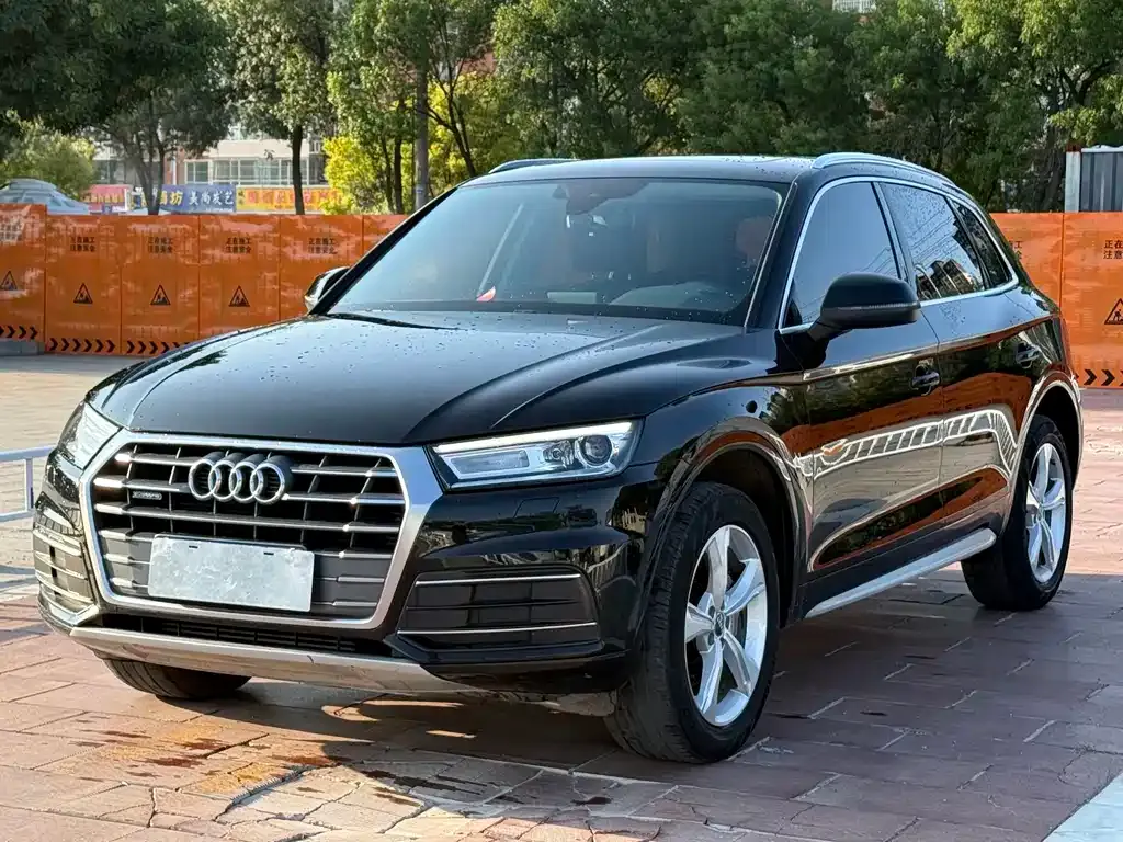 Audi Q5L — фото 1