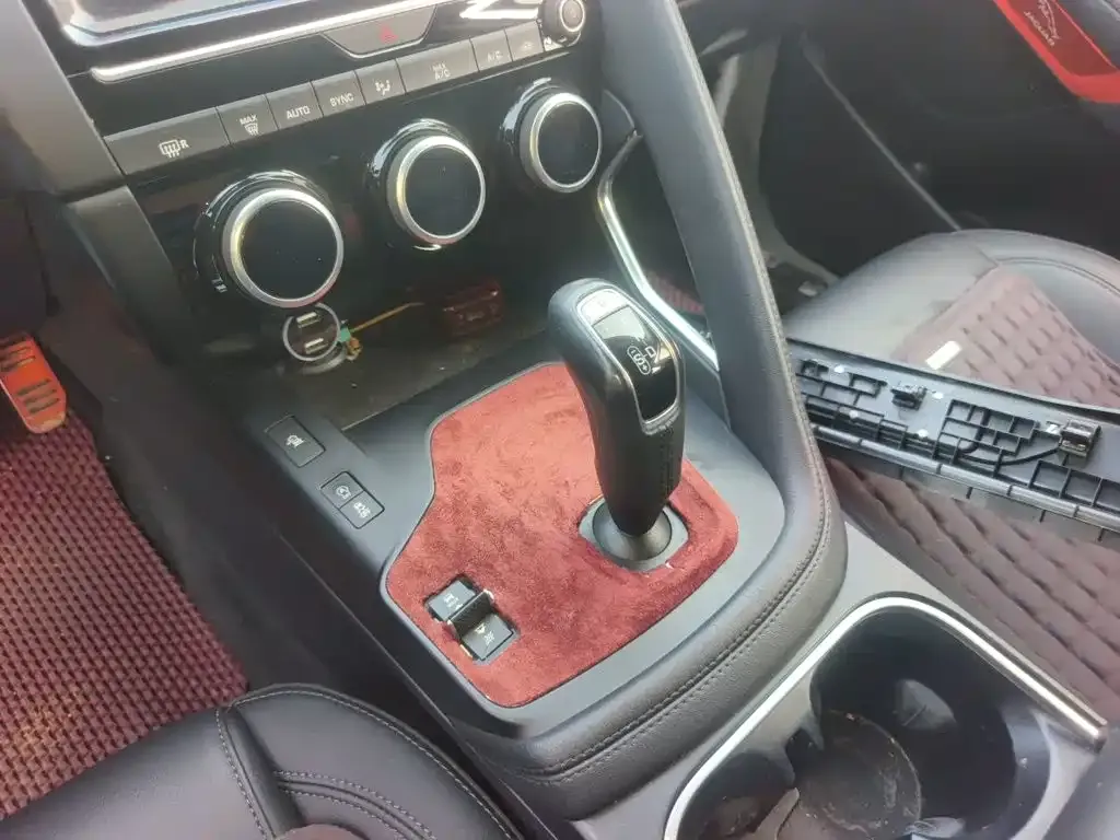 Jaguar E-PACE — фото 10