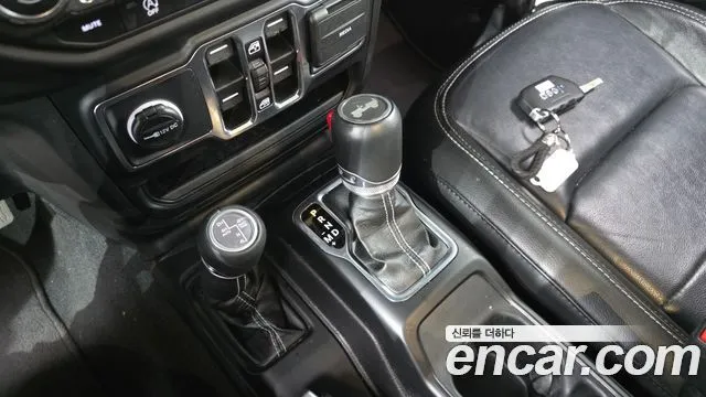 Jeep Wrangler — фото 10