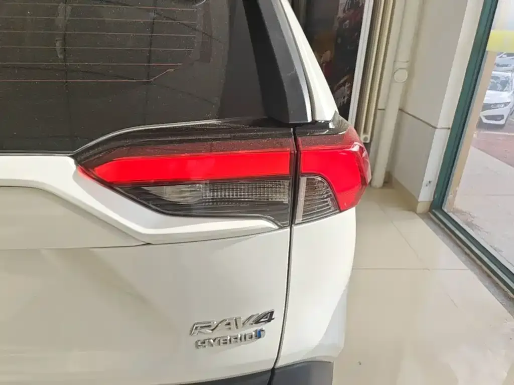 Toyota RAV4 — фото 2