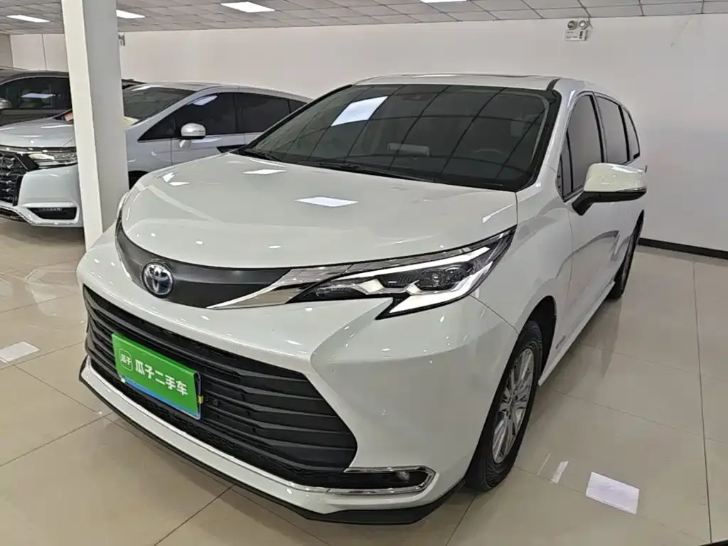 Toyota Sienna — фото 1