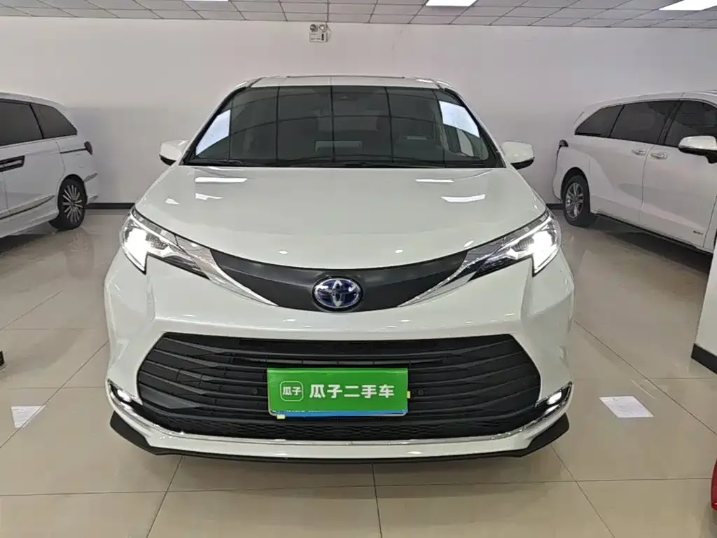 Toyota Sienna — фото 2