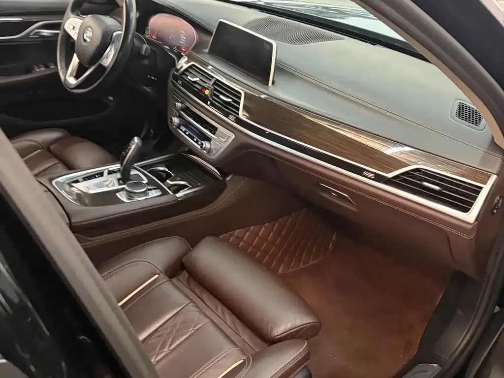 BMW 7 Series — фото 2