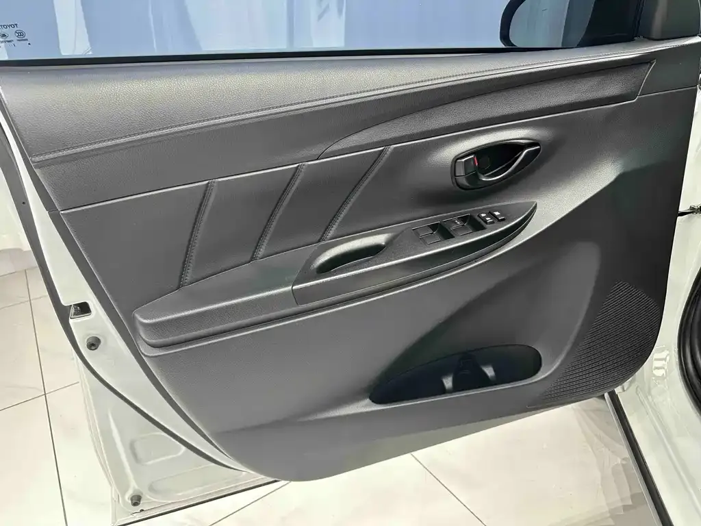 Toyota Yaris L — фото 9