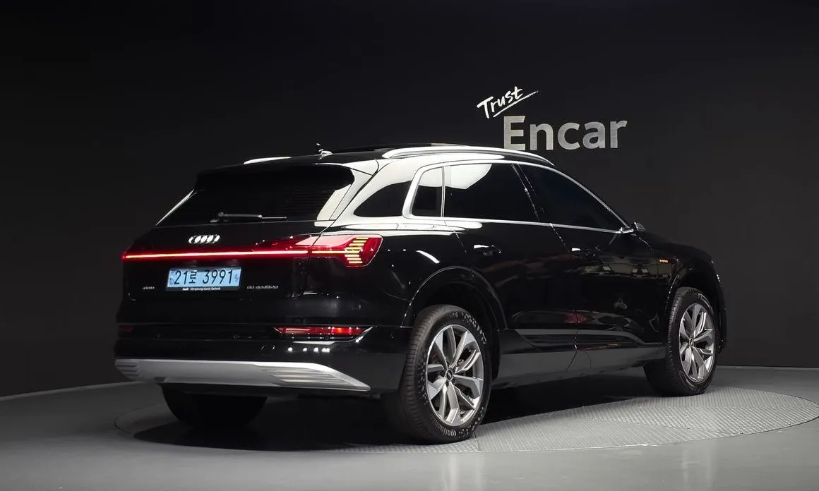 Audi e-tron — фото 5