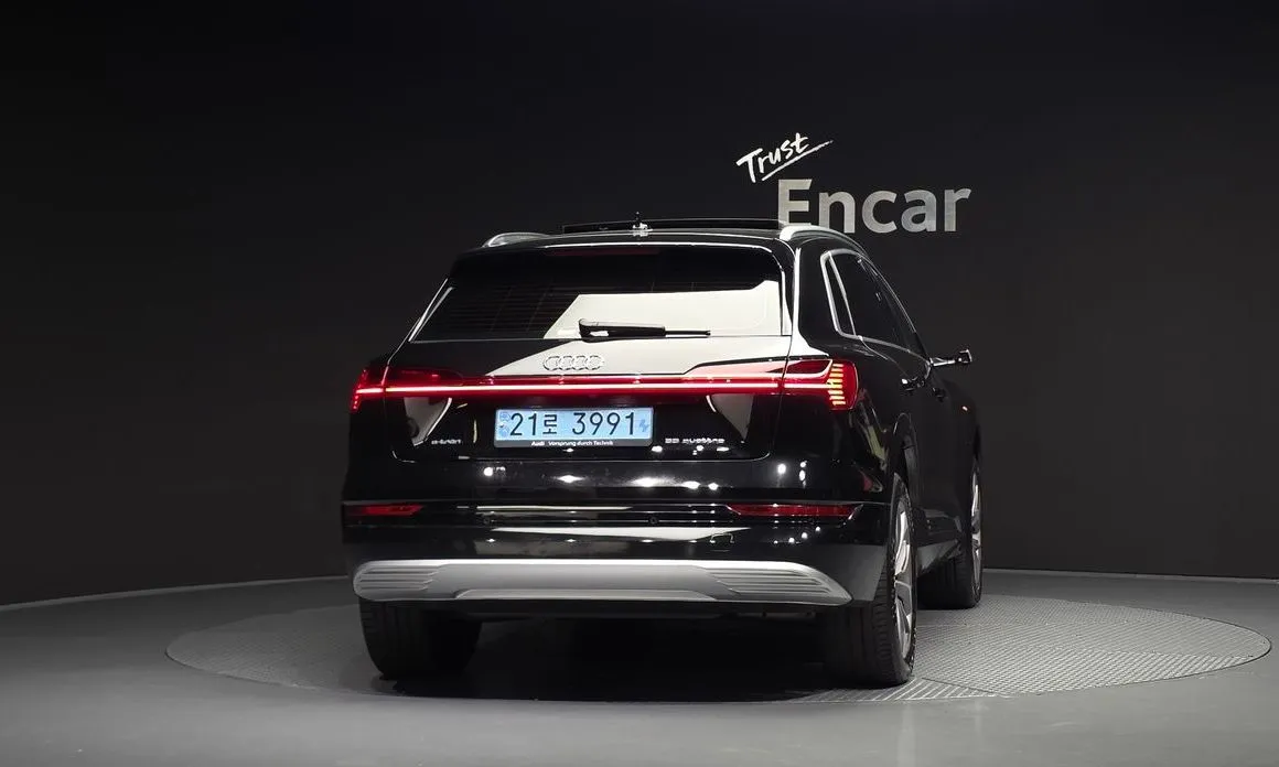 Audi e-tron — фото 4