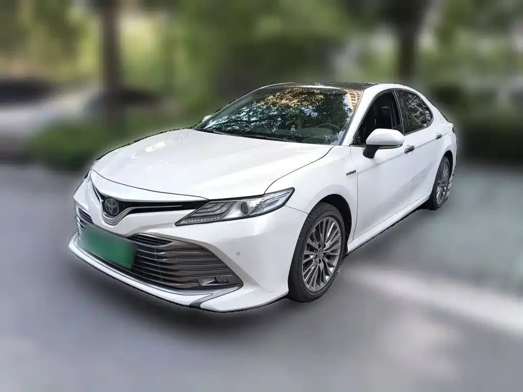 Toyota Camry — фото 1