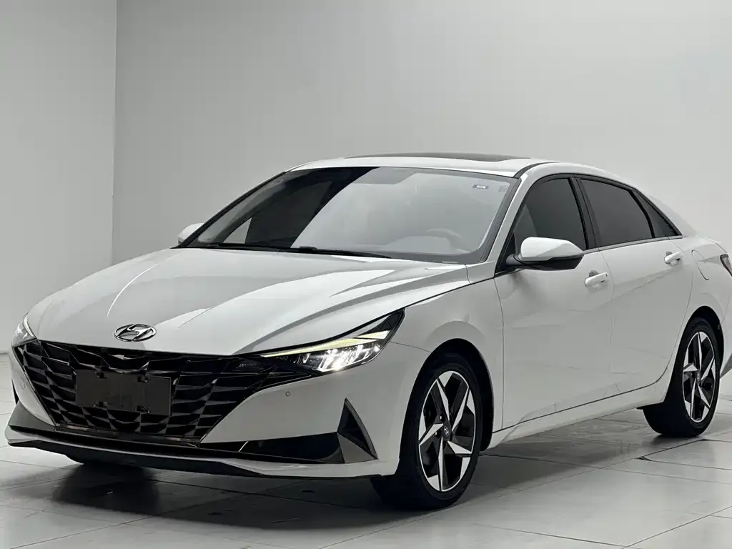 Hyundai Elantra — фото 1