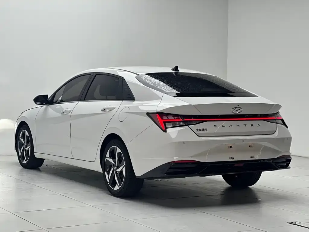 Hyundai Elantra — фото 5