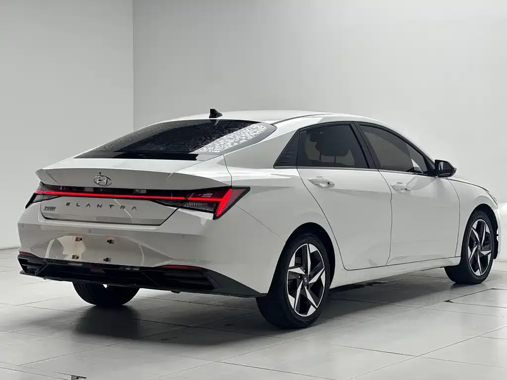 Hyundai Elantra — фото 3